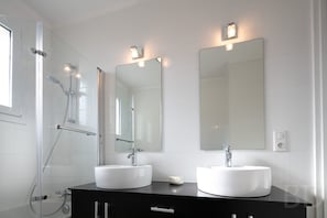 Badekar, hårtørrer, håndklæder, Toiletpapir