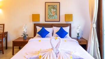 Une chambre d’hôtel avec un lit bien fait, deux tables de chevet avec des lampes, un tableau encadré au mur et une fenêtre avec des rideaux.