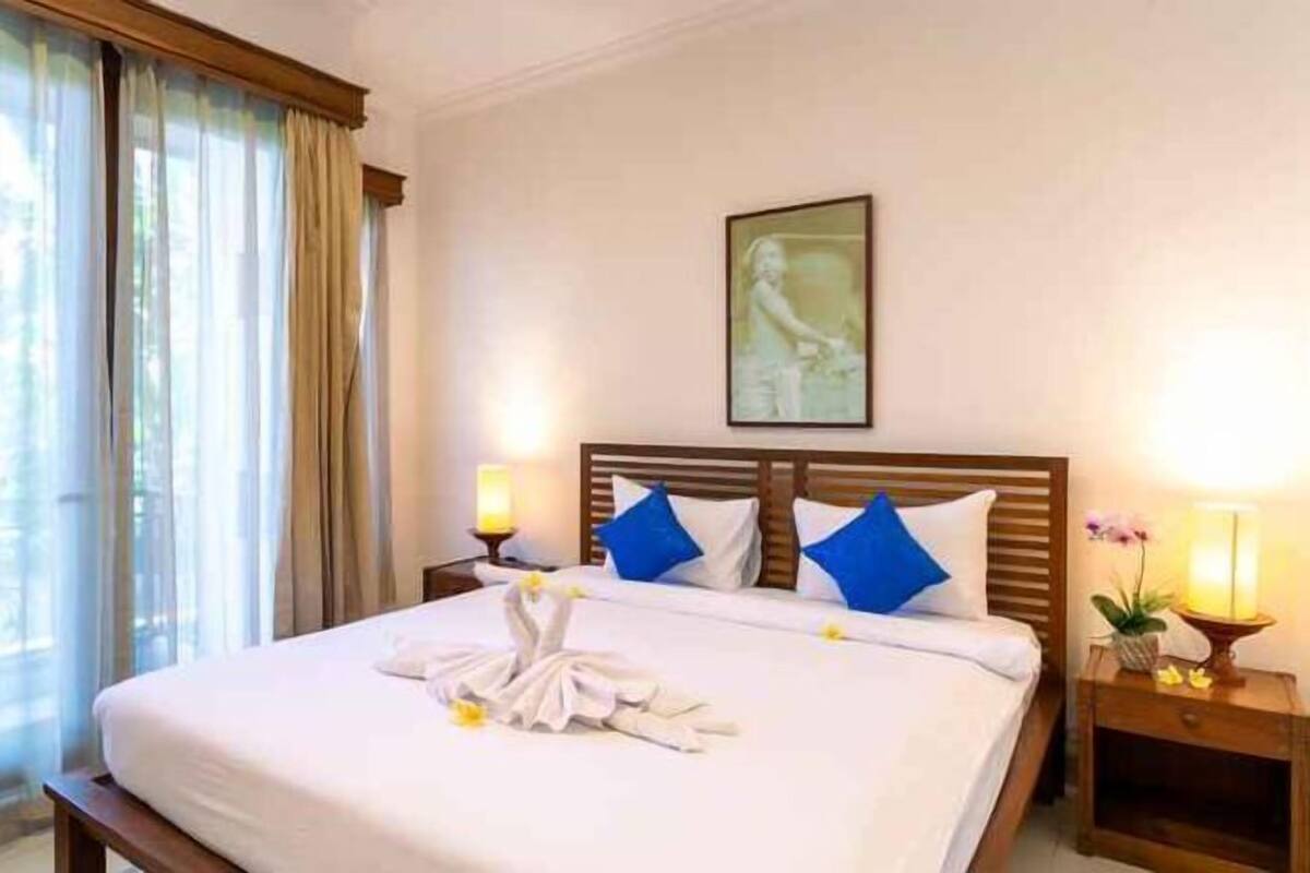 Desk, soundproofing, free WiFi, bed sheets