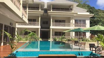 Una piscina al aire libre