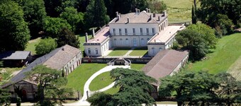 Cottage character, spacious volumes, warm and serene. 