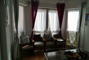 Dining - Large apartment Downtown, 2 minutes beach, very quiet garden, mountain views (Menton)