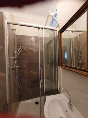 Ensemble douche/baignoire, sèche-cheveux, serviettes fournies, savon