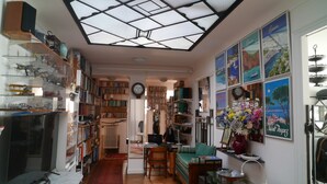 Una habitación acogedora con tragaluces, estanterías, un escritorio y un rincón de estar confortable.