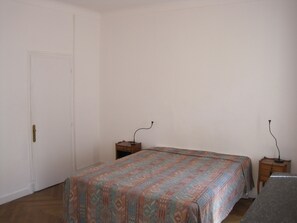 3 bedrooms, desk, iron/ironing board, travel crib