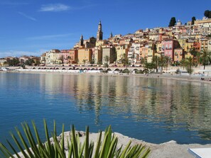Beach nearby, beach towels - Large apartment Downtown, 2 minutes beach, very quiet garden, mountain views (Menton)