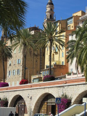 Exterior - Large apartment Downtown, 2 minutes beach, very quiet garden, mountain views (Menton)