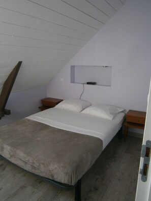 3 makuuhuonetta, silitysrauta/-lauta, vauvan matkasänky, Wi-Fi