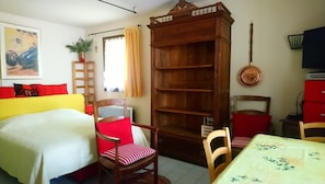 Iron/ironing board, WiFi, bed sheets