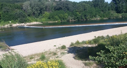 Central Provence 15mn Pont du Gard Avignon swimming canoe near Sea Mountain