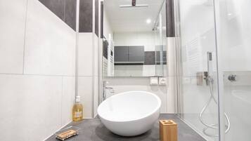 Douche, sèche-cheveux, serviettes fournies