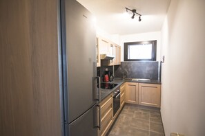 Kjøleskap, mikrobølgeovn, ovn og kokeplater