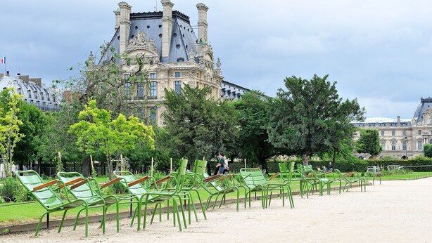 A park with green metal chairs and a historic building in the background. - Suit Du Lion/AC Historic Flat, Marais, 4-5 Guests (Paris)