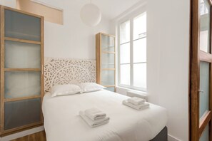 2 habitaciones, tabla de planchar con plancha, cuna de viaje y wifi