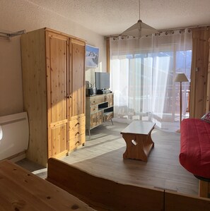 تلفزيون بشاشة مسطحة، مشغل دي في دي، ستيريو