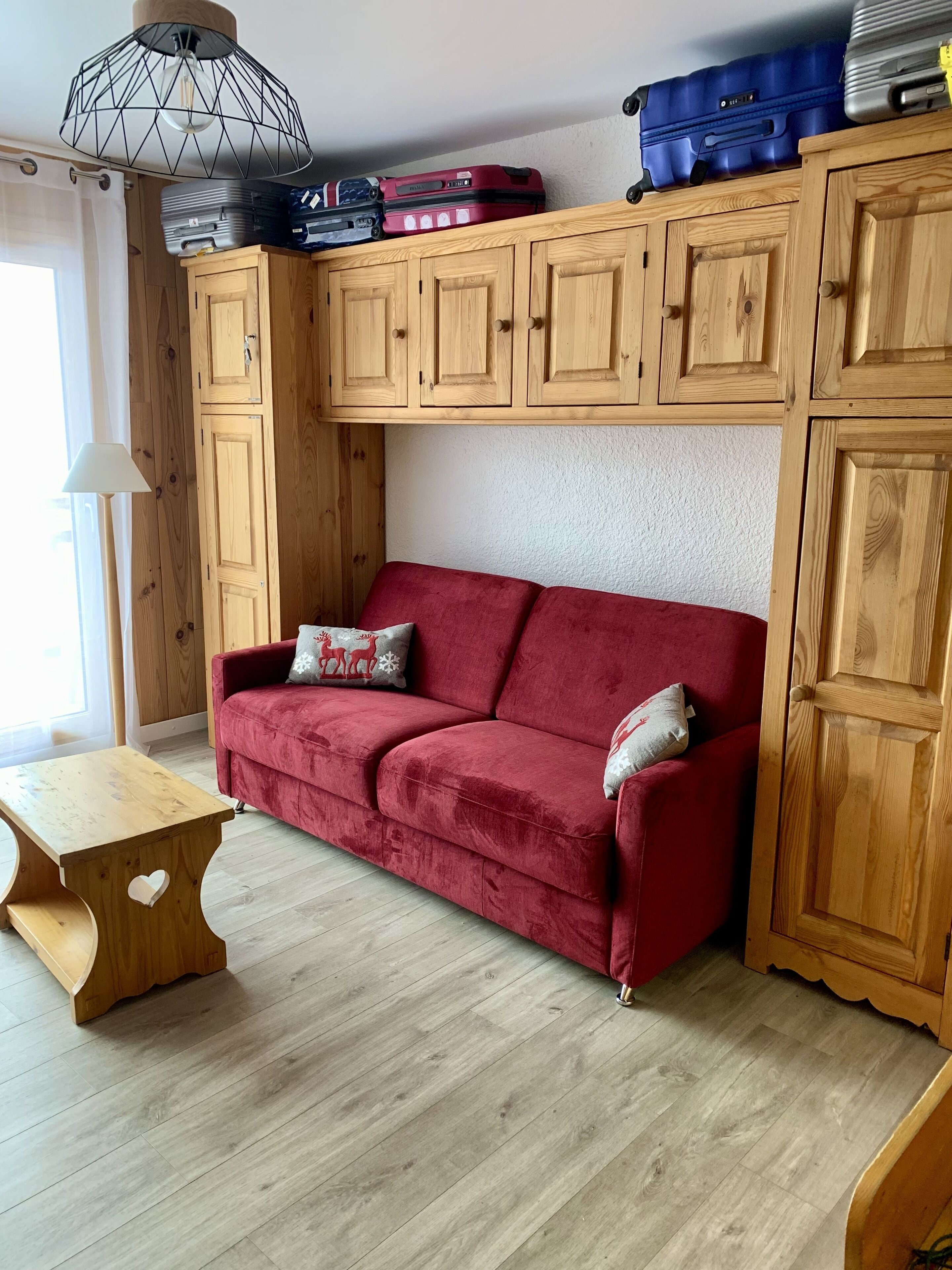 Flachbildfernseher, DVD-Player, Stereoanlage