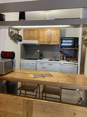 ثلاجة، ميكروويف، فرن، موقد طهي مسطح