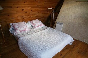 2 bedrooms, iron/ironing board, free WiFi