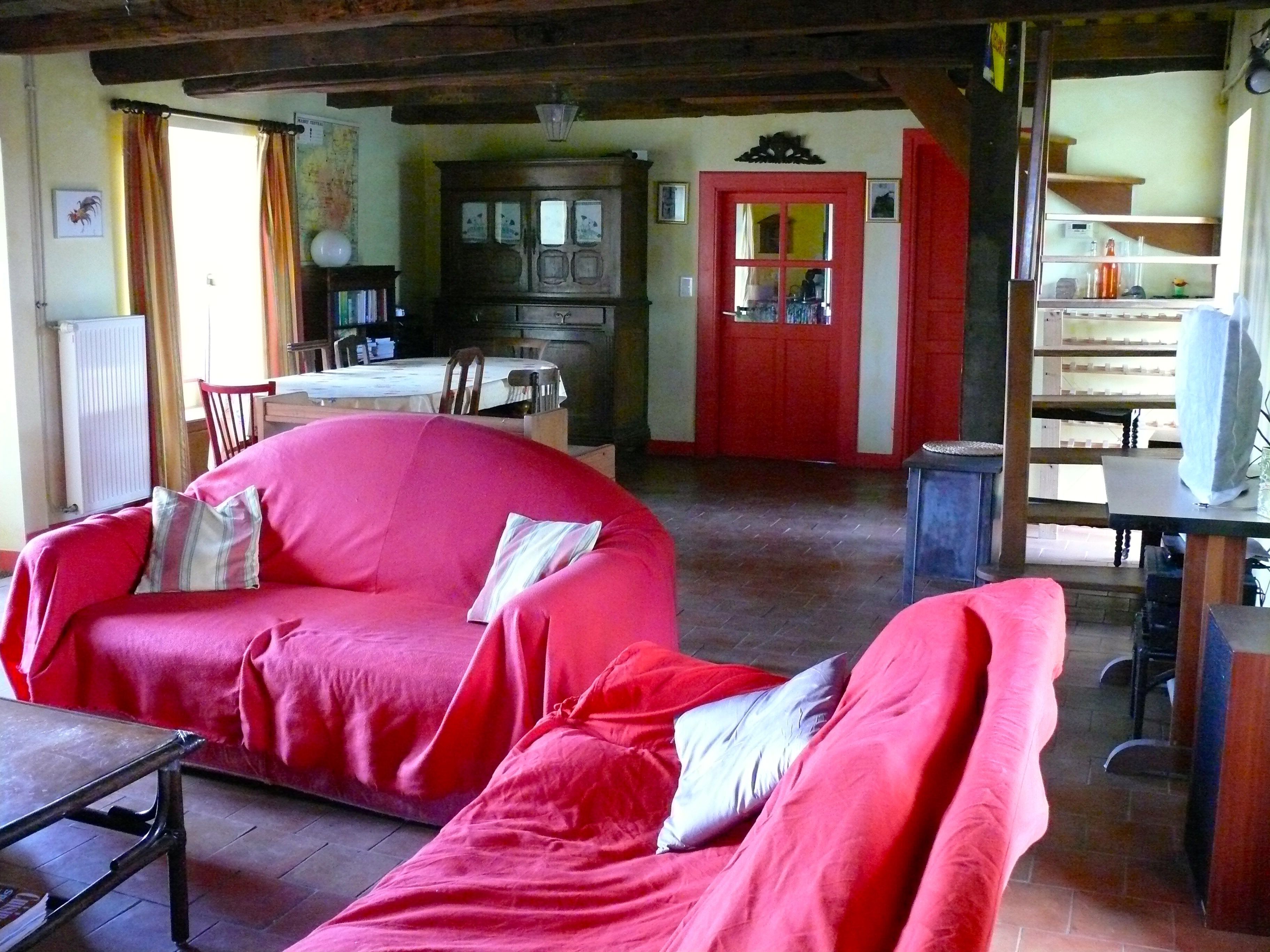 Télévision, cheminée, lecteur de DVD, baby-foot