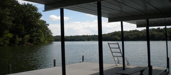 BEAUTIFUL BEACH HOUSE ON LAKE HARTWELL ONLY 300 YARDS FROM TUGALOO STATE PARK