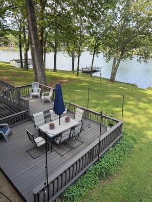 Outdoor dining - Golfing and Fishing Dream - Lake House on Wilson Lake (Muscle Shoals)