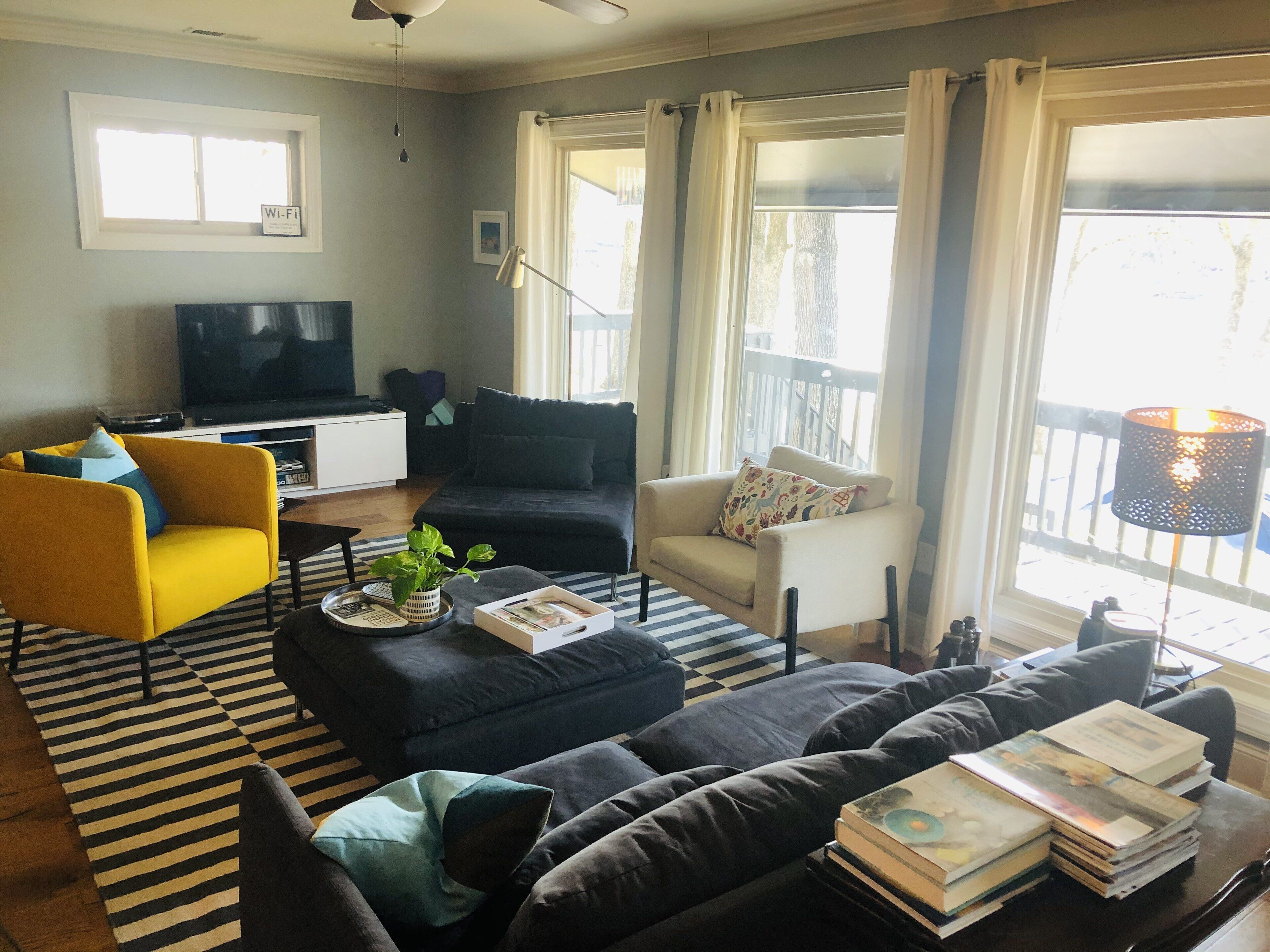 TV connectée, cheminée, lecteur de DVD, livres