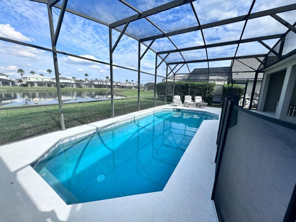 Lakeside View Pool Home near Disney