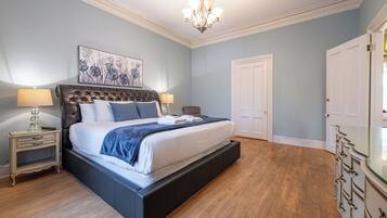 4 slaapkamers, een strijkplank/strijkijzer, gratis wifi, beddengoed