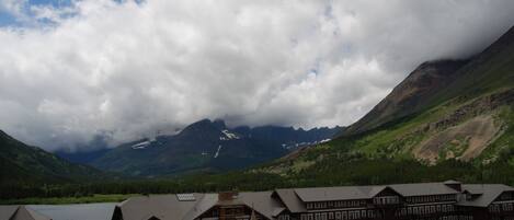 Eine Lodge mit mehreren Gebäuden, einem See und Bergen im Hintergrund.