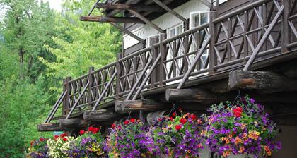 Rauhallinen, oma mökki Pines lähellä C. Falls & W. Jäätikkö, Dbl. Muut työntekijät. hinnat