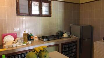 Kjøleskap, mikrobølgeovn, vannkoker og brødrister