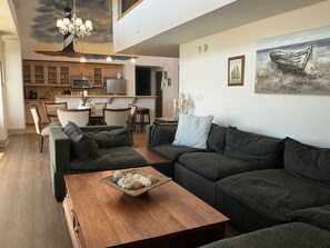 TV - Destin Penthouse three story condo located inside the village of baytown (Miramar Beach)