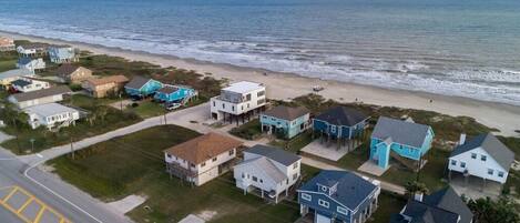 Accommodatie ligt op het strand, ligstoelen