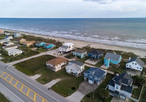 NEWLY REMODELED OVERSIZED 2nd row beach house sleeps 14+, 75 yards to the water.