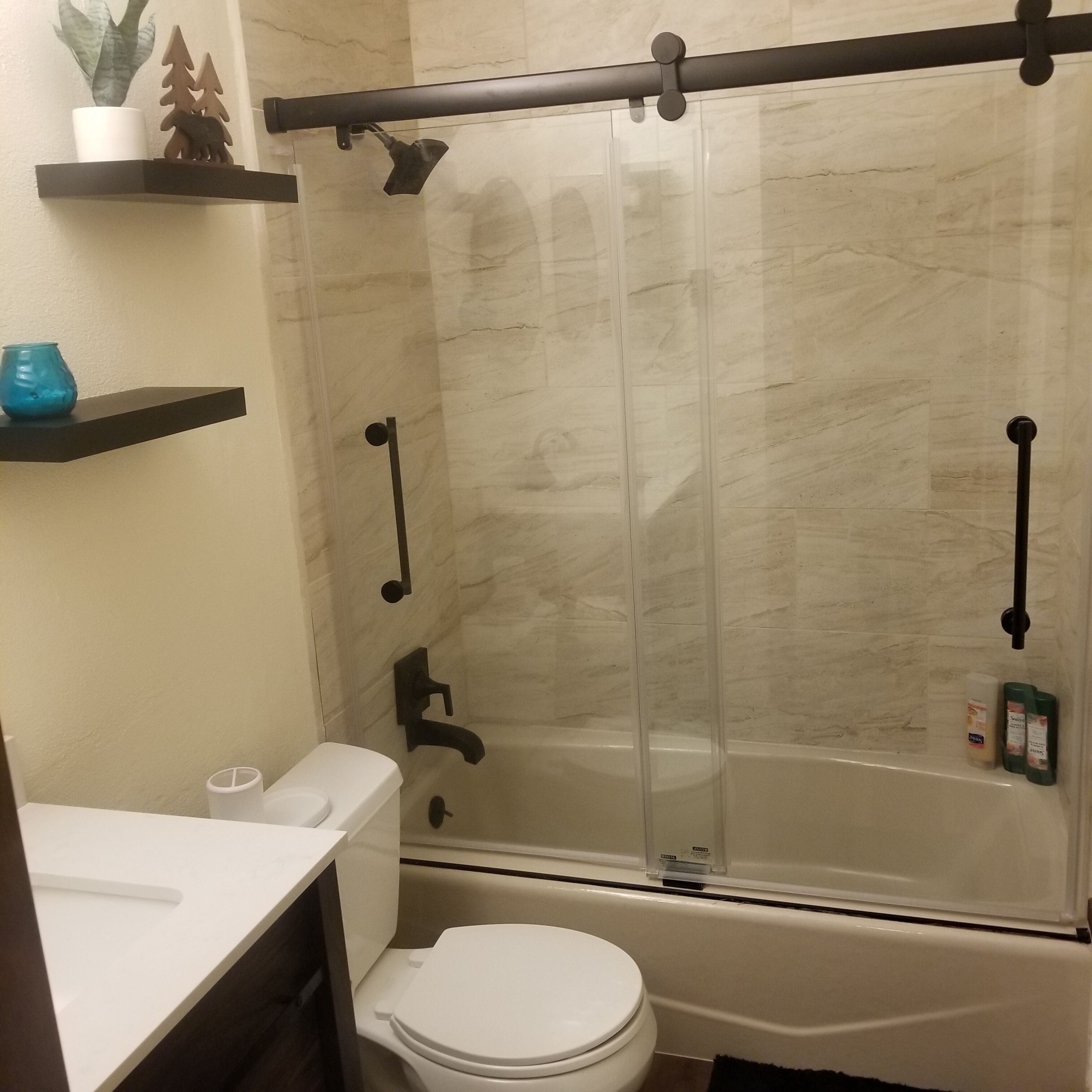 Ein Badezimmer mit einer Duschkabine, einer Toilette und einem Waschbecken.
