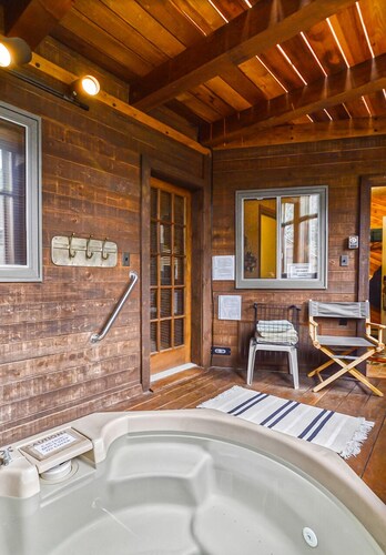 Large Beautiful Townhome, Private Hot Tub, Near Shuttle Route, In Town, WIFI