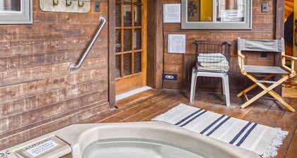 Large Beautiful Townhome, Private Hot Tub, Near Shuttle Route, In Town, WIFI