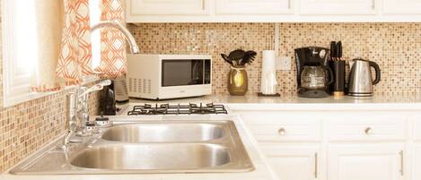 Fridge, oven, stovetop, coffee/tea maker