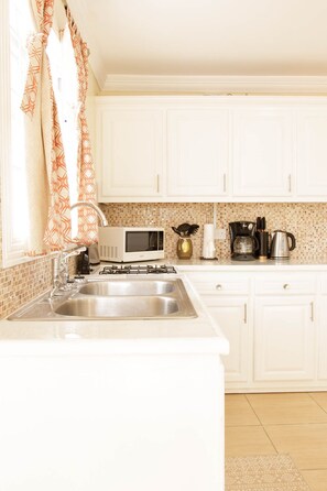 Réfrigérateur, four, plaque de cuisson, cafetière/bouilloire