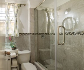 Een douche, handdoeken