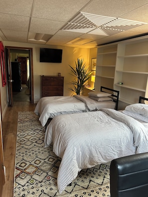 3 bedrooms, iron/ironing board, WiFi, bed sheets - Beautiful home minutes to the beach (Middletown)