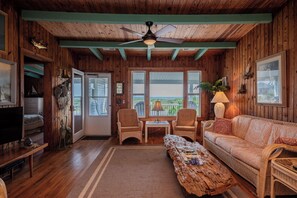 TV, lettore DVD, libri, videoteca