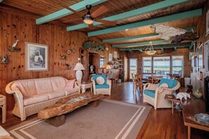 TV, lettore DVD, libri, videoteca