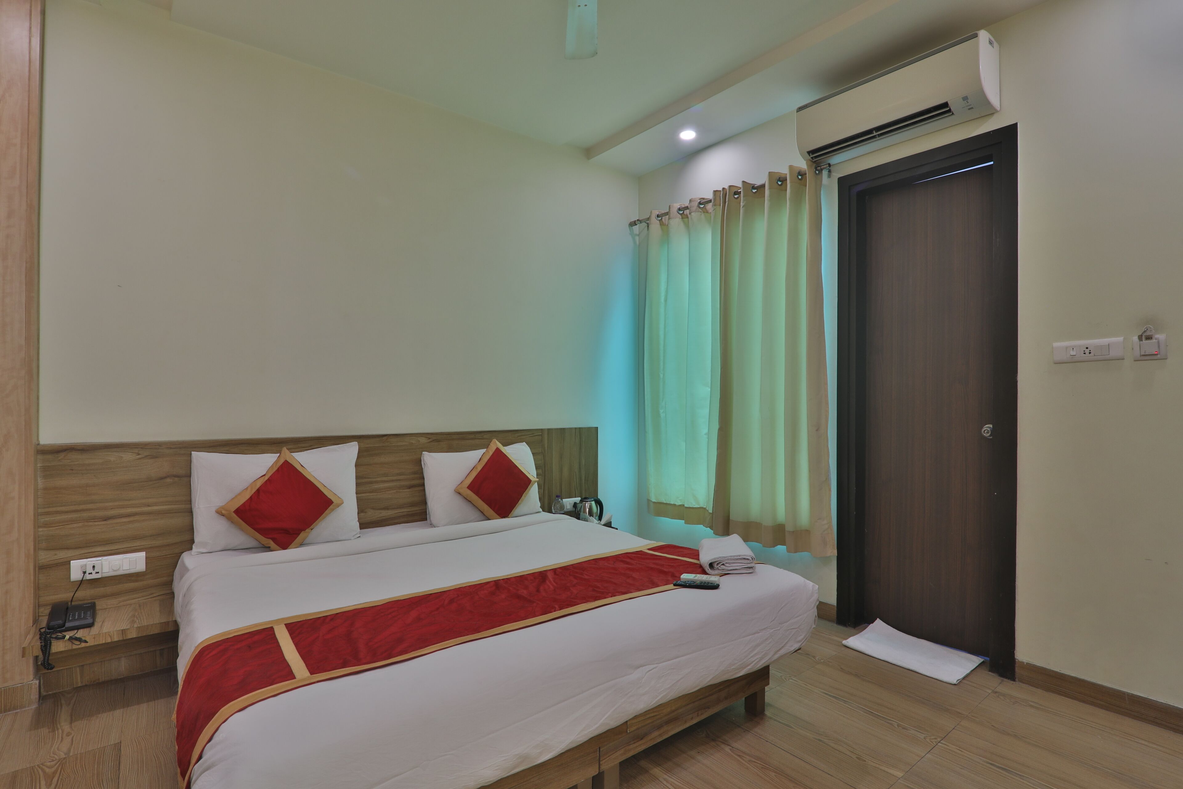 Superior Room | Premium bedding, in-room safe, bed sheets