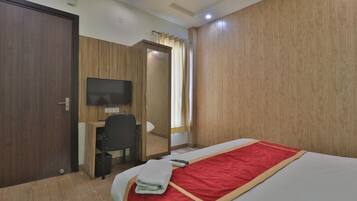 Premium bedding, in-room safe, bed sheets