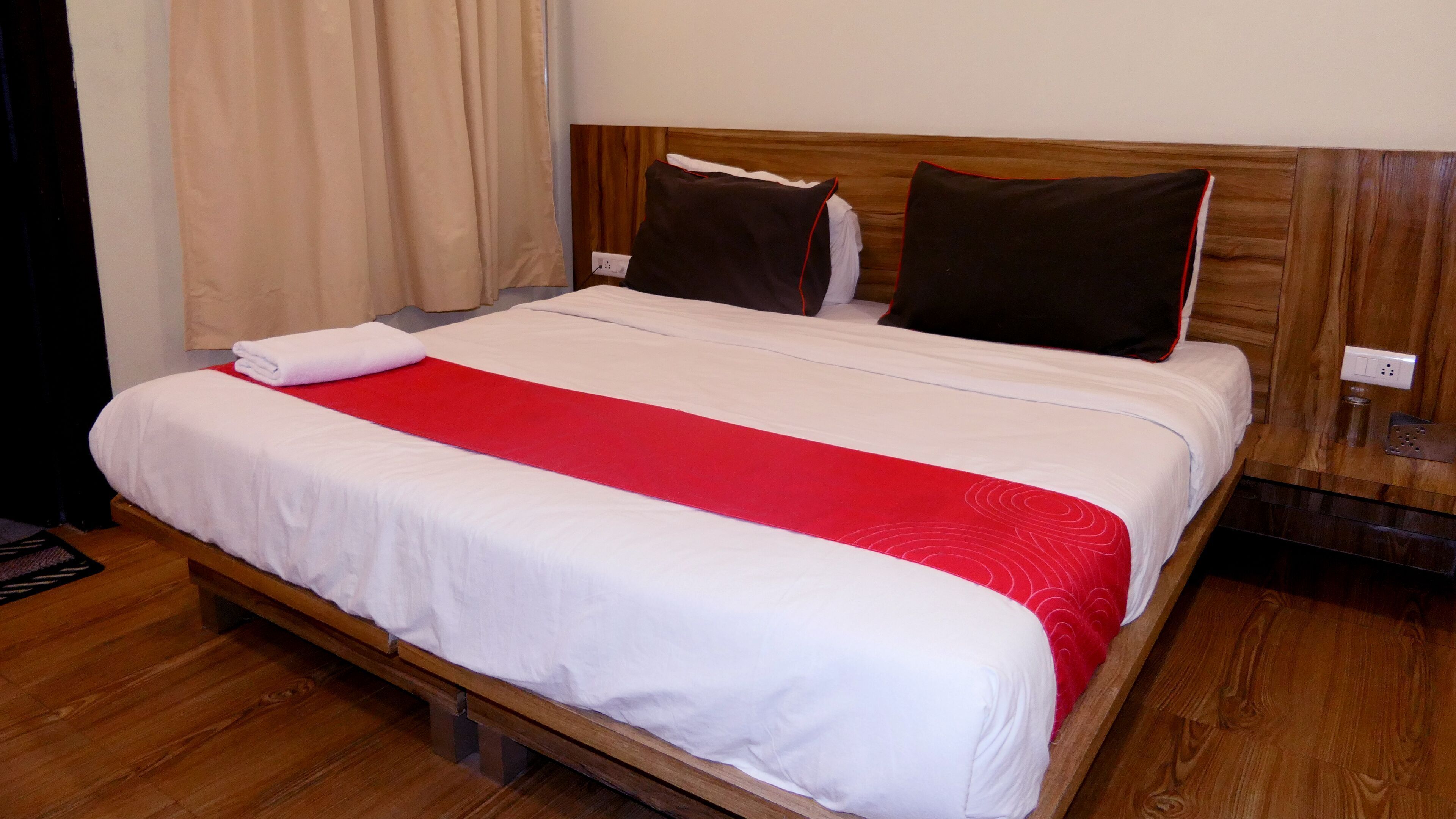 Premium bedding, in-room safe, bed sheets