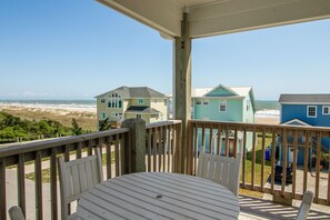 Outdoor dining - Sea Lookout Beautiful Views of Cape Lookout! 10% off rent through November 15 (Atlantic Beach)