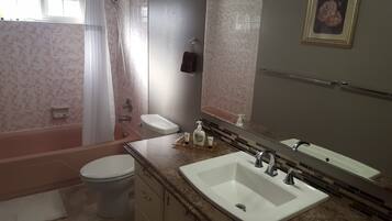 Haartrockner, Handtücher, Seife, Shampoo