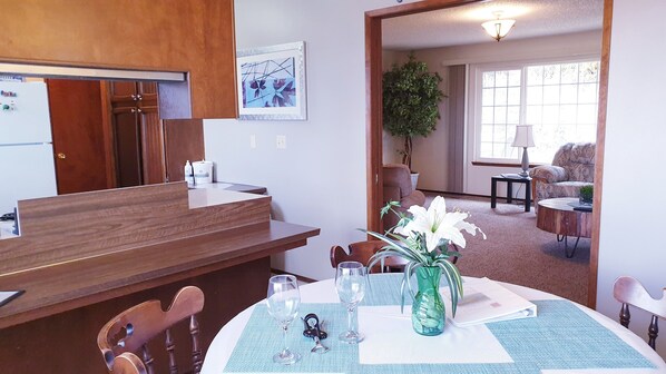 Interior - West Yakima - Clean - Safe - Netflix - 810 - ONWU-LLC (Yakima)