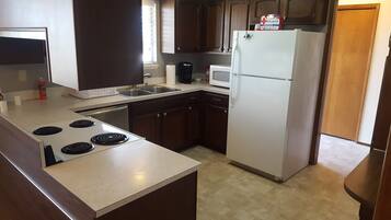Geladeira, micro-ondas, fogão, cooktop